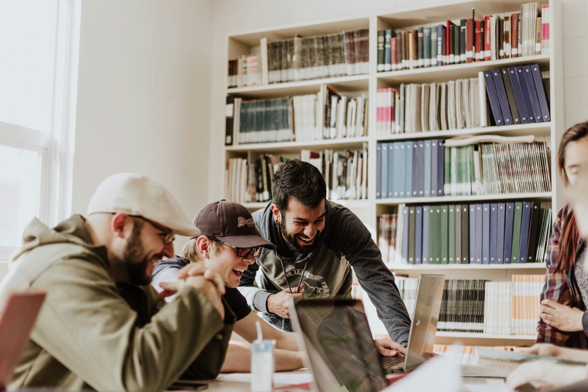 Jongeren werken samen aan een creatief project